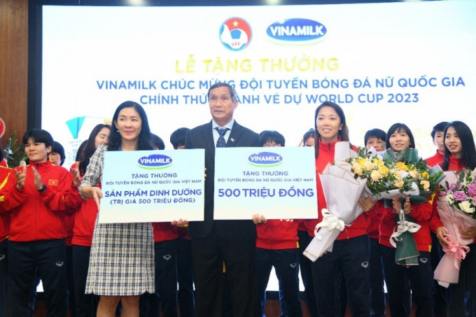 Vinamilk trao thưởng 500 triệu tiền mặt và 2 năm sử dụng sản phẩm cho đội tuyển bóng đá nữ Việt Nam