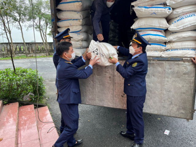 Hà Tĩnh phát hiện và thu giữ 2.000 kg đường tinh luyện nhập lậu