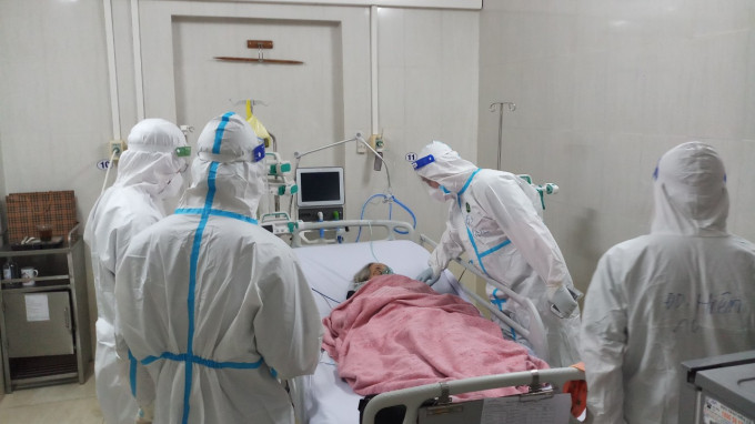 Ngày Thầy thuốc Việt Nam 27/2: Nỗ lực của các "chiến sĩ áo trắng" cứu sống người cao tuổi mắc bệnh nền nhiễm COVID-19