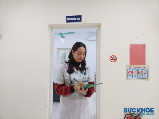 Ngày Thầy thuốc Việt Nam 27/2: Trạm trưởng y tế phường Vĩnh Tuy làm việc xuyên Tết