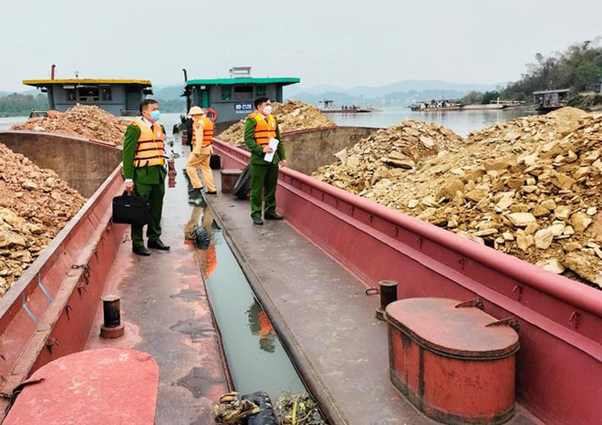 Bắc Giang bắt giữ 2 tàu chở số lượng lớn tài nguyên không có giấy tờ