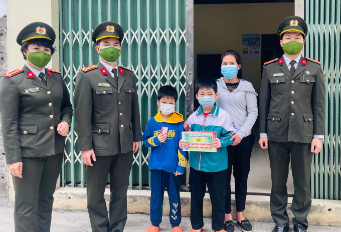Công an TP Hà Nội tặng máy tính bảng cho con cán bộ chiến sỹ có hoàn cảnh khó khăn