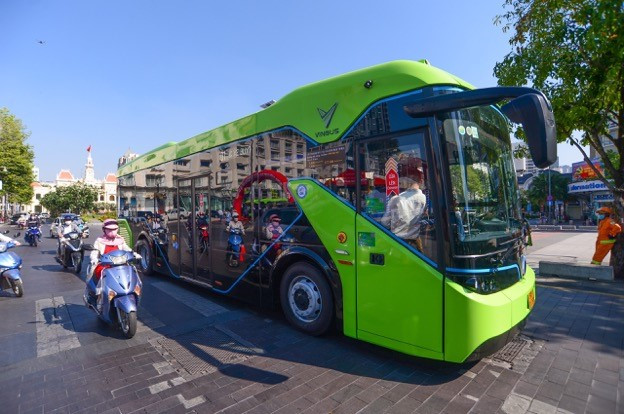 Người dân TP.HCM trải nghiệm VinBus: “Như đi du lịch giữa lòng thành phố”