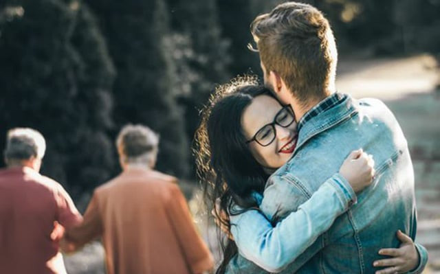 7 lợi ích sức khỏe của những cái ôm thường xuyên