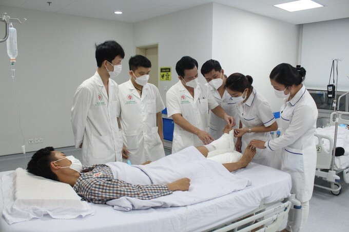 Hà Nội: Bệnh viện Bạch Mai nối thành công chân bị cắt rời cho bệnh nhân