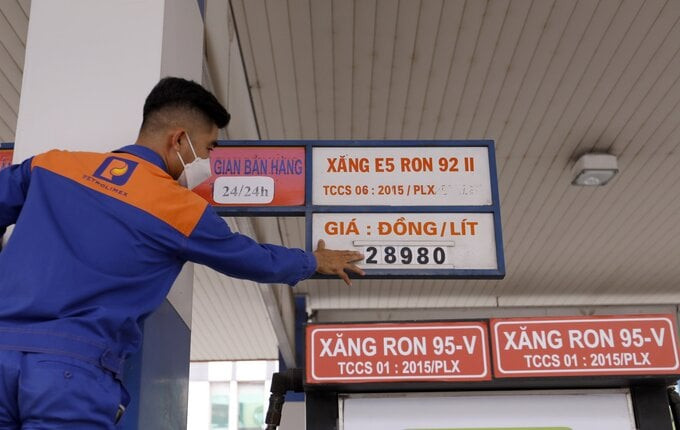 Giá xăng giảm hơn 600 đồng từ 15h ngày 21/3