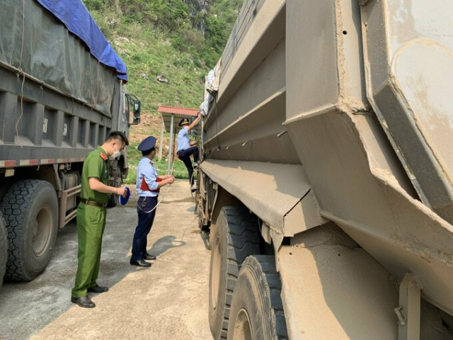Sơn La phát hiện xe ô tô vận chuyển số lượng lớn khoáng sản