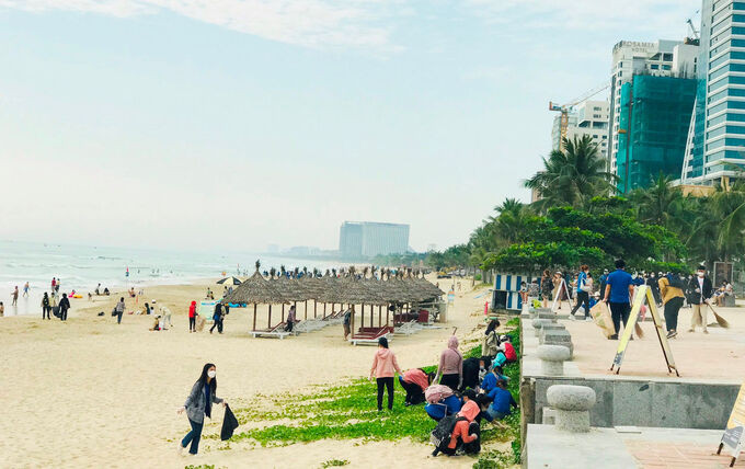 Đà Nẵng làm sạch biển đón khách du lịch