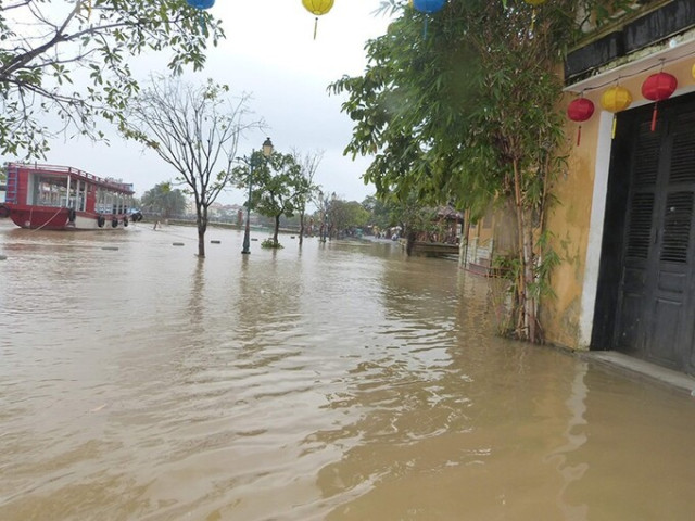 Cảnh báo nguy hiểm do mưa lũ trái mùa tại Trung bộ và Tây Nguyên