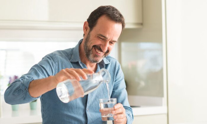 Giữ đủ nước có thể giảm nguy cơ suy tim trong thời gian dài