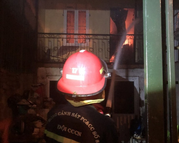 Hà Nội giải cứu cụ bà 103 tuổi trong đám cháy lớn