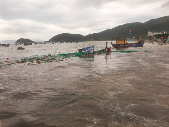 Phú Yên: 13 tàu cá các loại của ngư dân bị sóng biển đánh chìm ở xã Đại Lãnh