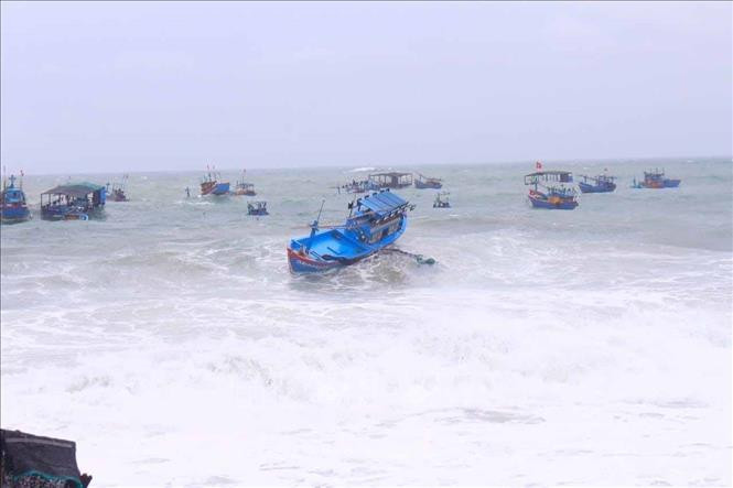Huy động lực lượng trục vớt tàu, thuyền bị chìm do mưa to, dông lốc tại Bình Định