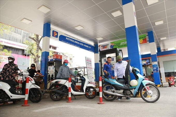 Giá xăng giảm hơn 1.000 đồng từ 0h ngày 1/4