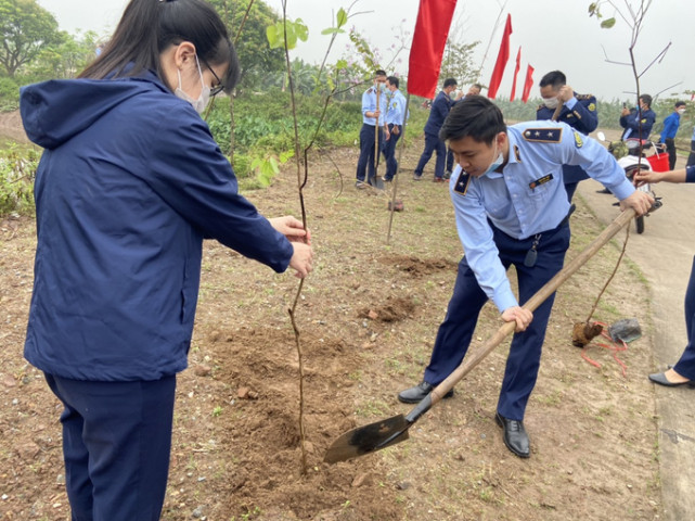 Hưng Yên: Cục Quản lý thị trường tỉnh, huyện đoàn Khoái Châu ra quân trồng 1 nghìn cây xanh