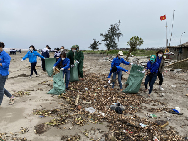 Hơn 200 học sinh, thanh niên, bộ đội biên phòng chung tay dọn rác bãi biển