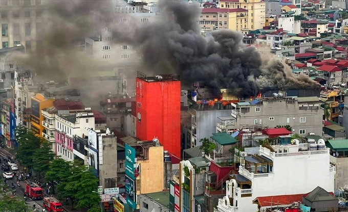 Hà Nội: Cháy nhà cao tầng trên phố Đê La Thành
