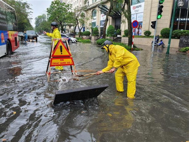 Mưa lớn gây ngập tại một số khu vực nội đô Hà Nội