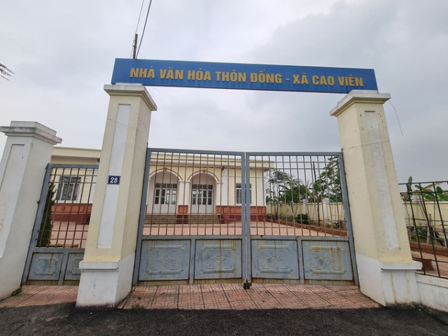 Hà Nội: Phụ huynh lo sợ tính mạng trẻ nhỏ trước Nhà văn hóa thôn Đống xây tiền tỷ vừa làm đã xuống cấp