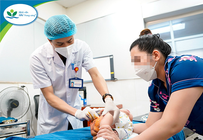 Hà Nội phẫu thuật cắt bỏ khối u máu lớn cho bé 5 tháng tuổi
