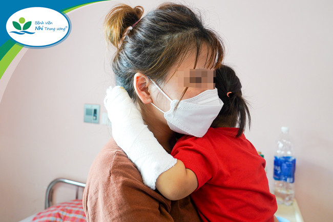 Hà Nội: Bé gái 29 tháng tuổi bị điện giật ngừng tim do sạc pin điện thoại