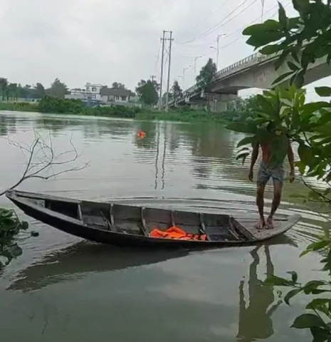 Bình Dương: Cán bộ cảng vụ cùng người dân cứu một người nhảy cầu tự tử