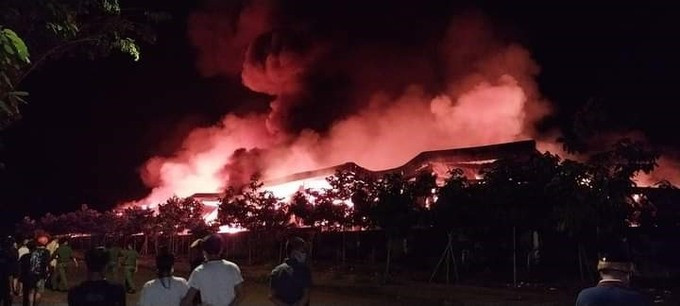 Cháy lớn nhà máy sợi, ngọn lửa bao trùm khu nhà xưởng 4.000m2 tại Đồng Nai
