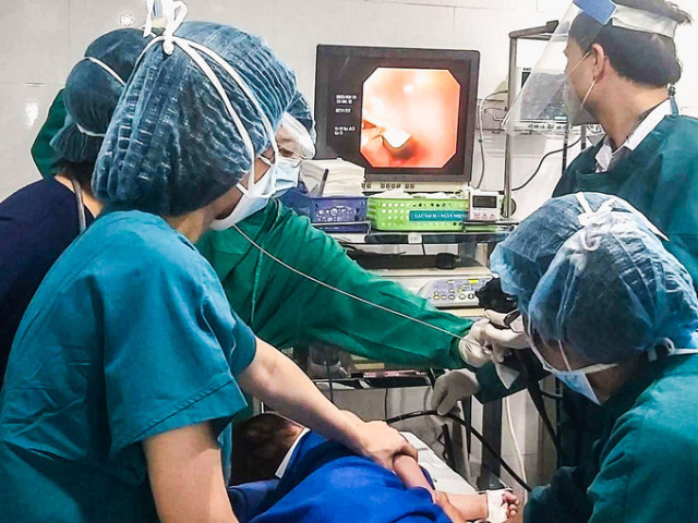 Đà Nẵng: Một bé trai 16 tháng tuổi bị tím tái, khó thở sau khi nuốt mặt đá nhẫn
