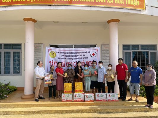 Văn phòng đại diện Trung ương Hội Giáo dục chăm sóc sức khỏe cộng đồng Việt Nam trao quà cho các hộ nghèo ở Buôn Ma Thuột