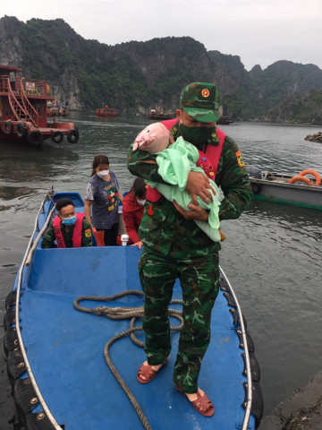 Quảng Ninh cứu nạn thành công cháu bé 1 tuổi rơi xuống biển