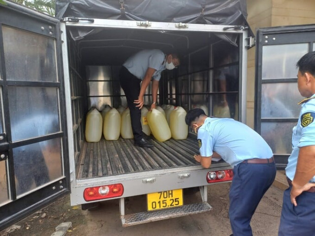 Tây Ninh phát hiện xe  ô tô tải vận chuyển 600 lít nước rửa chén không rõ nguồn gốc, xuất xứ