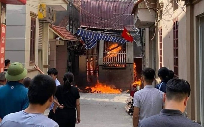 Hà Nội: Cháy lớn 4 cơ sở sản xuất chăn đệm ở làng nghề Trát Cầu