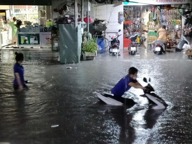 Bình Dương: Nhiều nơi liên tiếp ngập sâu sau mưa lớn