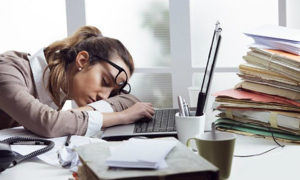 Lý do khiến bạn buồn ngủ cả ngày và cách giải quyết