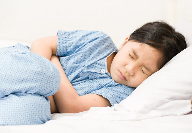 Cách xử trí khi trẻ đau bụng và nôn cấp tính