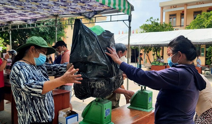 TP. HCM: Người dân mang rác, đao kiếm đổi lấy gạo