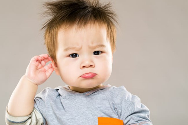 Nguyên nhân và cách điều trị tình trạng nghe kém ở trẻ em