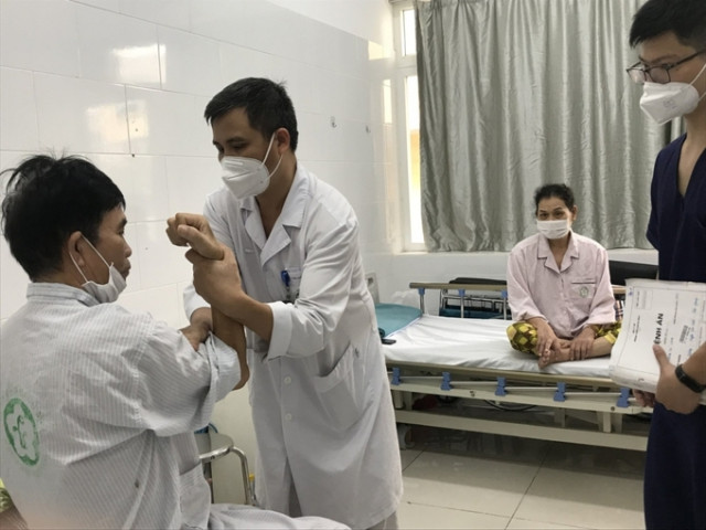 2 bệnh nhân ở Kiên Giang bị ngộ độc quả muồng tây dẫn đến teo cơ, liệt toàn thân
