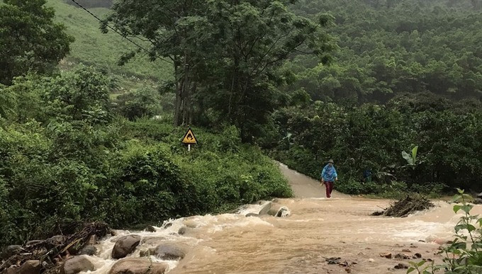Mưa lớn, 1 ngôi nhà bị nứt, nhiều gia đình bị cô lập tại Thái Nguyên