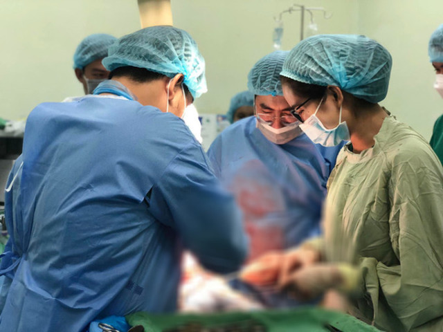 Cần Thơ: Đi khám vì đau bụng âm ỉ, người phụ nữ phát hiện khối u xơ tử cung nặng gần 6kg