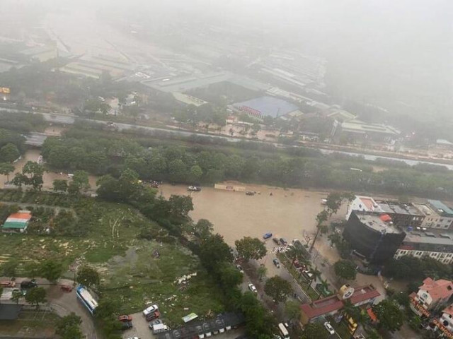 Hà Nội ngập sâu sau mưa lớn vào rạng sáng ngày 23/5