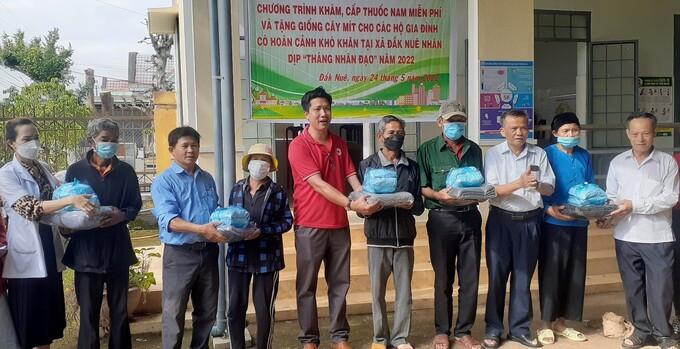 Đắk Lắk cấp phát thuốc nam miễn phí và tặng cây giống cho người dân xã Đắk Nuê
