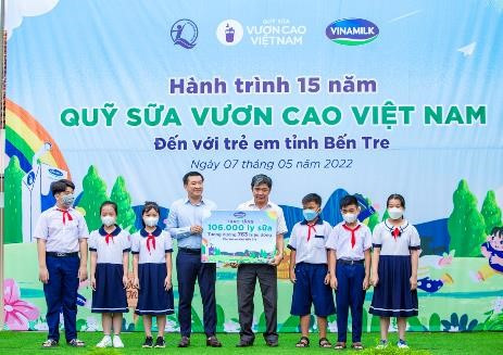 Quỹ sữa Vươn cao Việt Nam và Vinamilk chính thức khởi động hành trình trao 1,9 triệu ly sữa cho trẻ em năm 2022