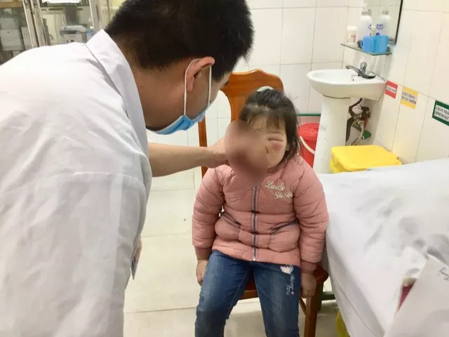 Cao Bằng: Bé gái 6 tuổi suýt bị mù do dùng lá trầu không rửa mắt