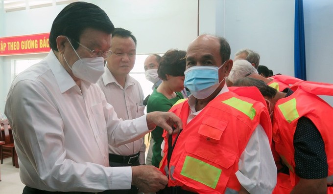 Phú Yên: Nguyên Chủ tịch nước Trương Tấn Sang tặng áo phao cho ngư dân nghèo