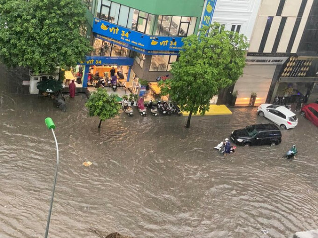 Chùm ảnh Hà Nội ngập lụt sau cơn mưa to