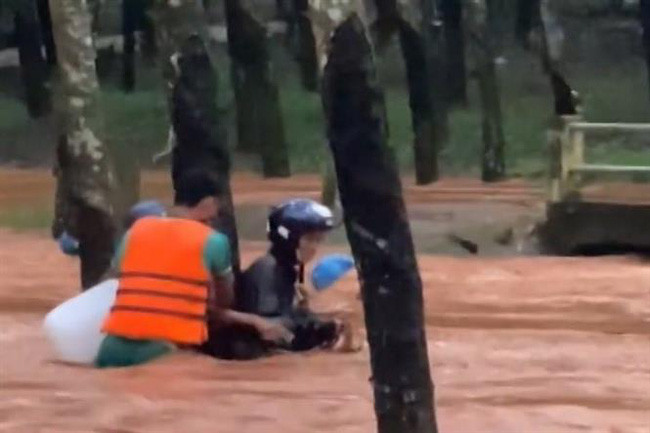 Bình Phước kịp thời cứu 2 người dân bị nước lũ cuốn trôi