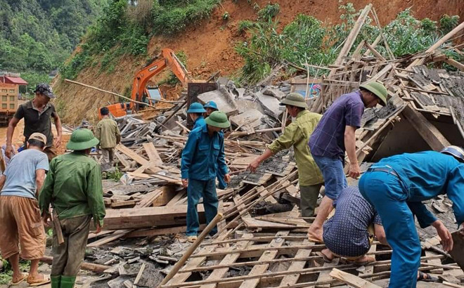 Yên Bái: Mưa lớn, sạt taluy dương làm sập 3 nhà dân liền kề tại huyện Trấn Yên
