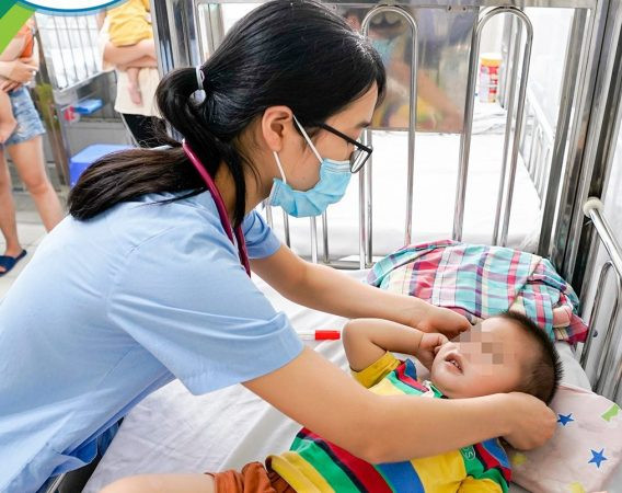Cảnh báo bệnh Tay chân miệng đang vào mùa: Ba triệu chứng bệnh trở nặng cha mẹ cần lưu ý
