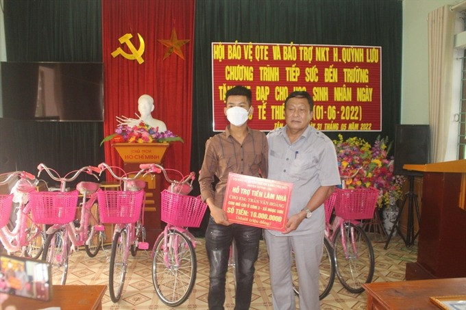 Nghệ An: Huyện Quỳnh Lưu trao tặng xe đạp cho học sinh nghèo nhân ngày 1/6